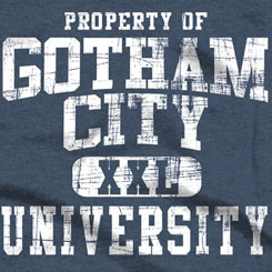 Camiseta Gotham City University de Batman, El Caballero Oscuro (The Dark Knight). Disfruta con está camiseta y siéntete todo un superhéroe reviviendo las aventuras del hombre murciélago. 