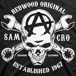 Camiseta Oficial de Sons of Anarchy Redwood Skul (Hijos de la Anarquía). La camiseta está basada en la popular serie de televisión creada por Kurt Sutter sobre la vida en un club de moteros.