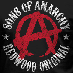 Camiseta Oficial de Sons of Anarchy Redwood Original (Hijos de la Anarquía). La camiseta está basada en la popular serie de televisión creada por Kurt Sutter sobre la vida en un club de moteros que opera ilegalmente en Charming,
