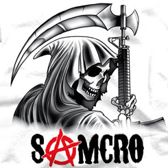 Camiseta Oficial de Sons of Anarchy SAMCRO (Hijos de la Anarquía). La camiseta está basada en la popular serie de televisión creada por Kurt Sutter sobre la vida en un club de moteros que opera ilegalmente en Charming,