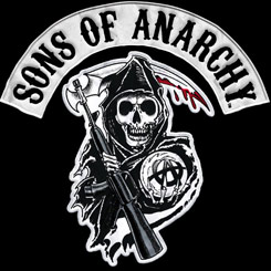 Camiseta Oficial de Sons of Anarchy SOA Reaper (Hijos de la Anarquía). La camiseta está basada en la popular serie de televisión creada por Kurt Sutter sobre la vida en un club de moteros que opera ilegalmente en Charming,