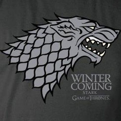 Camiseta Oficial de la Familia Stark basada en la serie de Televisión de Juego de Tronos. Disfruta con esta camiseta con la cabeza de Lobo símbolo de la casa Stark.