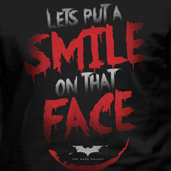 Camiseta basada en la trilogía del Caballero oscuro con la frase "Let's put a smile on that face". Todo un artículo de culto para los seguidores del hombre murciélago. 
