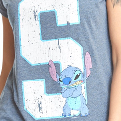 Preciosa Camiseta de 626 Stitch. basada en la película de 2002 realizada por Disney "Lilo & Stitch". Revive las aventuras del famoso personaje de Disney con esta divertida camiseta.