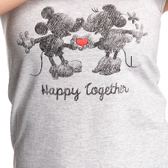 Preciosa Camiseta de Mickey y Minnie  basada en los famosos personajes de la factoría Disney. Revive las aventuras de los ratones más famosos de Disney con esta divertida camiseta. 