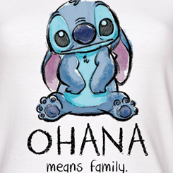 Preciosa Camiseta de Ohana Means Family Stitch. basada en la película de 2002 realizada por Disney "Lilo & Stitch". Revive las aventuras del famoso personaje de Disney con esta divertida camiseta.