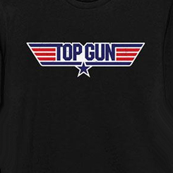 Camiseta con el emblema de la famosa película Top Gun: Ídolos del aire del año 1986 interpretada por Tom Cruise y dirigida por Tony Scott. La Camiseta por la parte delantera tiene el emblema de Top Gun 