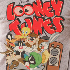 Camiseta de “Warner Bros Presents Looney Tunes, Super TV Saturday Morning". La camiseta está inspirada en el famosa serie de televisión de Warner. Todo un artículo de culto para los seguidores de estos simpáticos personajes.