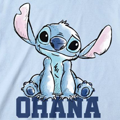 Preciosa Camiseta de Ohana, basada en la película de 2002 realizada por Disney "Lilo & Stitch". Revive las aventuras del famoso personaje de Disney con esta divertida camiseta. 