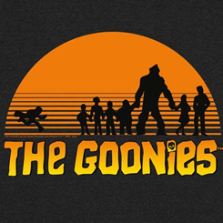 Camiseta con todo el grupo de la película de The Goonies producto oficial de Warner. Disfruta con esta camiseta de una de los iconos del cine de los años 80.