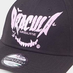La gorra de Baseball de Drácula basada en los famosos Monstruos de Universal. El regalo perfecto para fans de Conde Drácula, esta preciosa gorra está realizada en 100% algodón, talla única. 