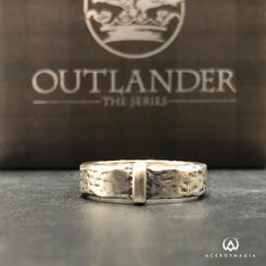 Precioso Anillo de boda de Claire basado en la serie de televisión Outlander.  Esta pieza de coleccionista es una réplica fiel del anillo que Jamie había hecho para Claire a partir de la llave de su hogar de la infancia.