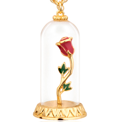 Colgante de la Rosa Encantada basada en el clásico de Disney La Bella y la Bestia. Este precioso colgante está realizado en Oro amarillo plateado 14k acabado en alto brillo