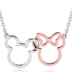 Romántico collar con la silueta de Mickey y Minnie inspirado en los personajes más carismáticos de la factoría Disney. Este precioso collar está chapado en oro blanco de 14kt 