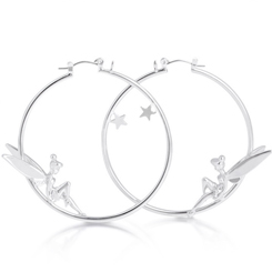 Pendientes de aro con Campanilla basado en el clásico de Disney Peter Pan Disfruta estos preciosos pendientes con baño de oro blanco de 14 quilates. El aro mide aproximadamente 55 mm de diámetro. 