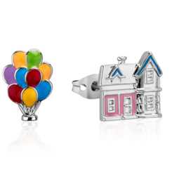 Pendientes con la forma de la casa y los globos basados en la película de UP de Pixar. Llévate contigo estos pendientes de Pixar. El diseño, bañado en oro blanco de 14 quilates. 