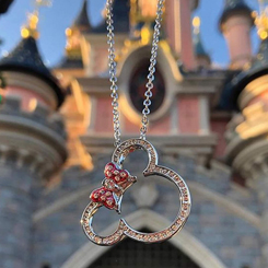 Colgante silueta de Minnie Mouse basado en el popular personaje de Walt Disney. Sumérgete en el corazón de la Colección de Joyería de Disney y luce la magia con este colgante con la silueta de Minnie.