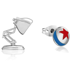 Pendientes con la forma de la lámpara y la pelota de Pixar. Llévate contigo estos dos iconos de Pixar en forma de pendiente. El diseño, bañado en oro blanco de 14 quilates.