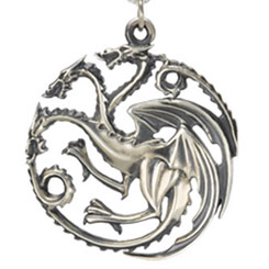 Réplica Oficial del Colgante Targaryen basado en la serie de Televisión de Juego de Tronos. El colgante está realizado en plata, con el grabado de un dragón tricéfalo...