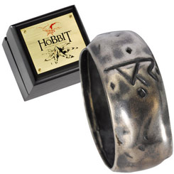 Completa tu colección de joyas de “The Hobbit”, aquí tienes el famoso anillo realizado en plata de primera ley de Thorin Oakenshield. El anillo viene en un estuche de madera con el logo de la película.