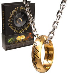 Réplica del Anillo Único aparecido en la trilogía de El Señor de los Anillos, el anillo esta realizado en acero inoxidable y chapado en oro e incluye una cadena realizada en metal con una longitud de 45 cm. aproximadamente. 