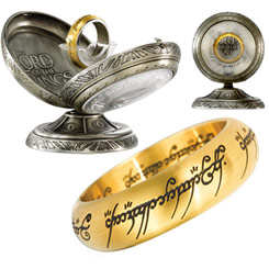 Réplica del Anillo Único aparecido en la trilogía de El Señor de los Anillos el anillo esta realizado en acero inoxidable de color dorado e incluye un espectacular expositor con runas, grabados y el logo de la película. 