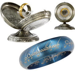 Siente el poder de Middle Earth con la impresionante réplica del Anillo Único de la trilogía de El Señor de los Anillos. Hecho de acero inoxidable de color azul y con un espectacular expositor que incluye runas