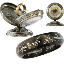 Réplica del Anillo Único aparecido en la trilogía de El Señor de los Anillos el anillo esta realizado en acero inoxidable de color negro e incluye un espectacular expositor con runas, grabados y el logo de la película. 