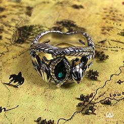 ¡Revive la épica de El Señor de los Anillos con el increíble Anillo de Aragorn Barahir! Realizado en plata de primera Ley 925, este anillo oficial de la Noble Collection viene con un cristal de Strass verde en el centro