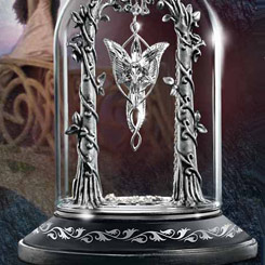 Expositor para el colgante de Arwen Evenstar (Estrella del Atardecer) de El Señor de los Anillos. Cúpula realizada en vidrio con la base en madera y los adornos del arco realizados en estaño