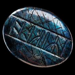Esta piedra de labradorita, regalada a Kili por su madre, tenía seis runas grabadas en su superficie pulida: Regresa a mí. Un recordatorio constante de una promesa que hizo antes de que comenzara su búsqueda. 