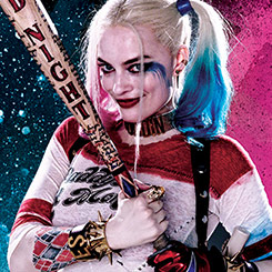 Precioso cuadro de Harley Quinn basado en la película Escuadrón Suicida de DC Comics. Disfruta en tu lugar preferido de tu casa o de tu oficina con este cuadro con paspartú.