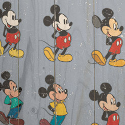 Precioso Póster realizado en madera de Mickey Mouse Evolution, el Póster tiene un tamaño aproximado de 40 x 60 cm., decora tu espacio preferido con un toque retro.