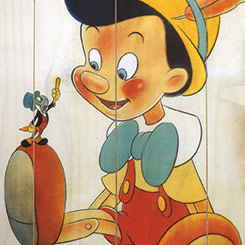Tierno Póster realizado en madera de Pinocchio, el Póster tiene un tamaño aproximado de 40 x 60 cm., decora tu espacio preferido con un toque retro con este lienzo realizado en madera de uno de los clásicos de Disney.