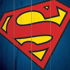 Póster Oficial realizado en madera del Logo de Superman, el Póster tiene un tamaño aproximado de 40 x 60 cm.