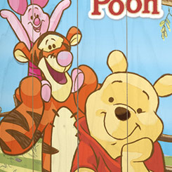 Tierno Póster realizado en madera de Winnie the Pooh, el Póster tiene un tamaño aproximado de 40 x 60 cm., decora tu espacio preferido con un toque retro.