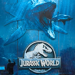 Cuadro de madera WoodArts 3D de Jurassic World. Este precioso cuadro de de madera con el logotipo de Jurassic World y el acuario donde se encuentra el Mossasaurus devorando un Tiburón. 