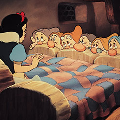 Tierno cuadro de Blancanieves y los siente enanitos basado en la famosa película de Walt Disney. Disfruta en tu lugar preferido de tu casa o de tu oficina con este cuadro con paspartú.