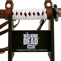 Escalofriante réplica oficial de la katana de Michonne basada en la serie de Televisión The Walking Dead. Este fabuloso abrecartas incluye un soporte con el logo de la serie.