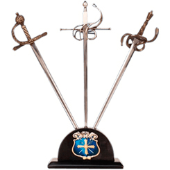 Set compuesto por los abrecartas de Los Tres Mosqueteros de Dumas Davy de la Pailleterie, más conocido como Alexandre Dumas. Este precioso set está compuesto por las espadas de Athos, Porthos y Aramis.