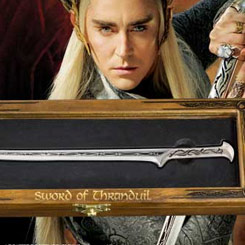 Réplica en miniatura de la Espada de Thranduil de la película El Hobbit: Un Viaje Inesperado, ideal como abrecartas para el escritorio.