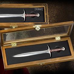 Descubre la réplica en miniatura de la emblemática espada Sting (Dardo) de Bilbo Bolsón, tal como aparece en la película "El Hobbit: Un Viaje Inesperado". Este abrecartas, ideal para tu escritorio