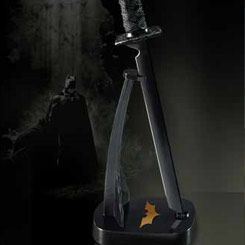 Abrecartas de la katana utilizada por Bruce Wayne (Christian Bale) en Batman Begins. Incluye el soporte en vertical con el logotipo de la película.