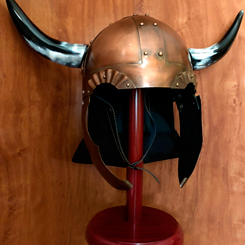 Espectacular Casco Vikingo con Cuernos realizado con placas de acero remachado y equipado con un con junto de cuernos que se atornillan directamente al casco.
