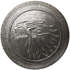 Espectacular réplica del escudo de la infantería de la casa Stark basada en la serie Juego de Tronos de la HBO. Cada escudo se realiza individualmente y se entrega con un certificado de autenticidad.