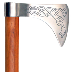 Preciosa Hacha Vikinga del Dragón, esta pieza tan típica de los guerreros nórdicos que llevaban su hacha con gran veneración y a menudo, se decoraba con impresionantes runas y dibujos vikingos. 