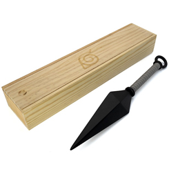 Réplica oficial del kunai de Naruto. ¡Con esta réplica de tamaño natural, elige tu propio estilo de combate! ¿Usarás pergamino explosivo o infundirás tu chakra en él? Incluye una caja de madera grabada Konoha.