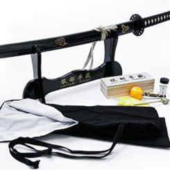 Impresionante réplica de Hattori Hanzo basada en la katana de la película de “Kill Bill” de Tarantino. La hoja, hecha de acero de alto carbono, está pulida para un corte preciso y cuenta con una línea de templado falsa  limpieza.
