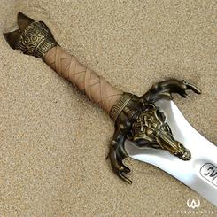 ¡Prepárate para sentirte como el verdadero Conan con esta réplica original de una de las espadas más famosas del cine! La espada que forjó el padre de Conan Corin al principio de la película "Conan el bárbaro" 
