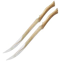 ¡Siente la emoción de ser un elfo guerrero con las réplicas oficiales de las dagas utilizadas por Legolas en la trilogía de "El Hobbit" de Tolkien! Estas impresionantes dagas están hechas a escala 1/1 y cuentan con empuñaduras de madera